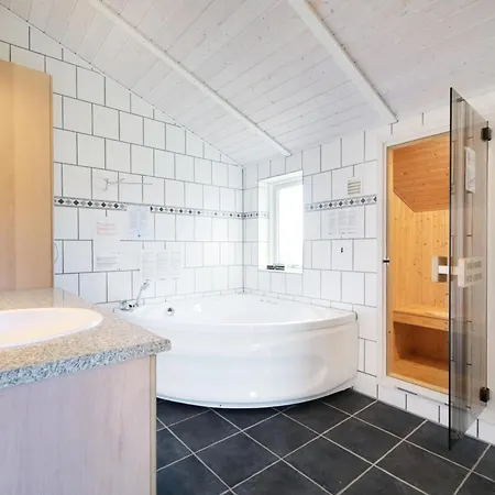 Amazing In Rudkobing With 3 Bedrooms, Sauna And Wifi Holiday home Spodsbjerg